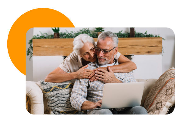 Manos utilizando una computadora sobre el escritorio