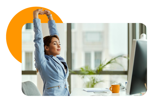 Mujer realizando estiramiento en el puesto de trabajo