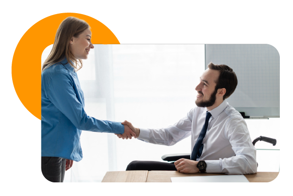 Persona utilizando una computadora portátil sobre una mesa blanca