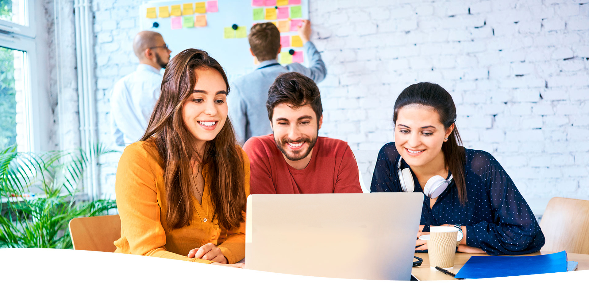 Equipo de trabajo utilizando una computadora portátil en la sala de reuniones